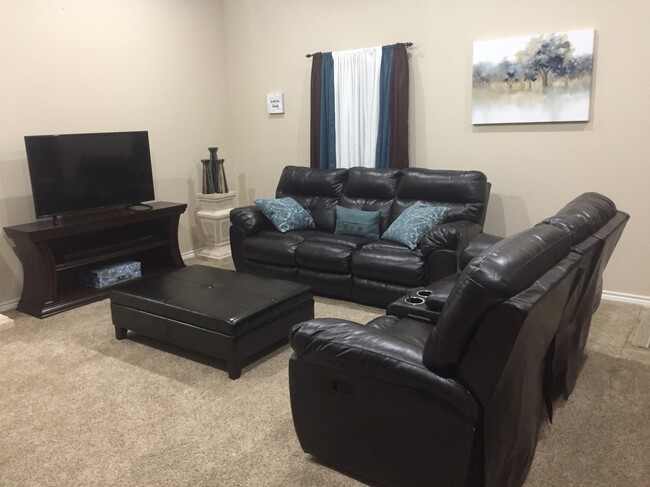 Living room open concept - 500 Longhorn Dr