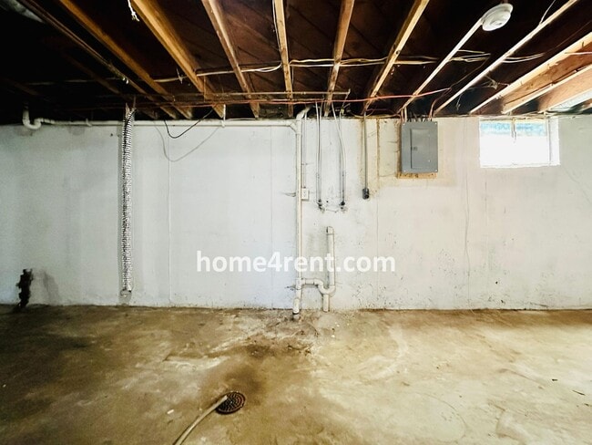 Building Photo - Ranch Style Home in KCMO w/ LVP Floors, SS Appliances and a Fenced Yard!