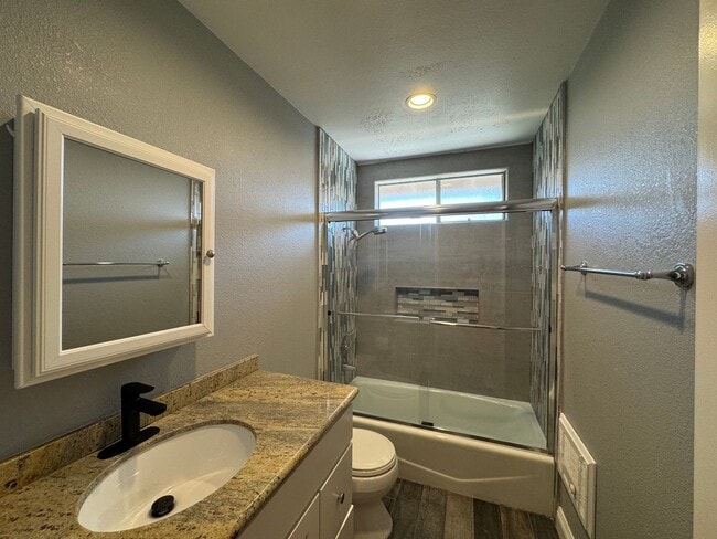 Building Photo - Charming 3Bd/2.5Ba w/Private Yard and New ...