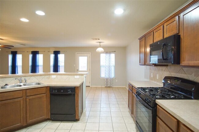 Building Photo - 210 King Ridge Dr