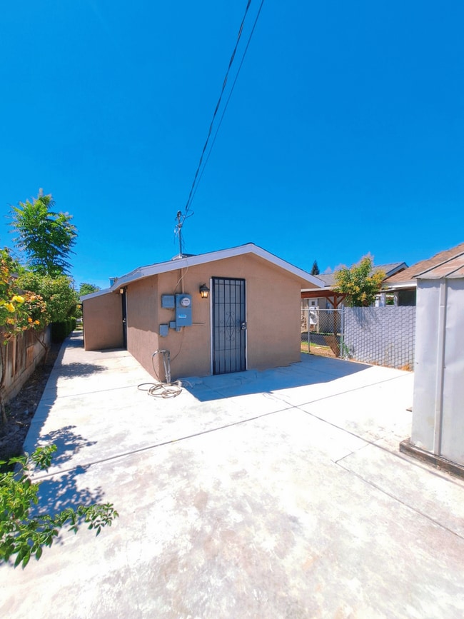 Building Photo - Unique 2 Bedroom 1 Bathroom Home Located I...