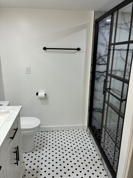 Master Bath - 1040 Hatch St