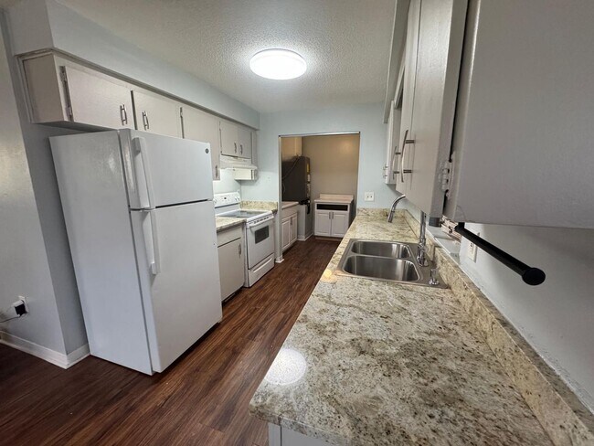Building Photo - Charming Three Bedroom One Bathroom House ...
