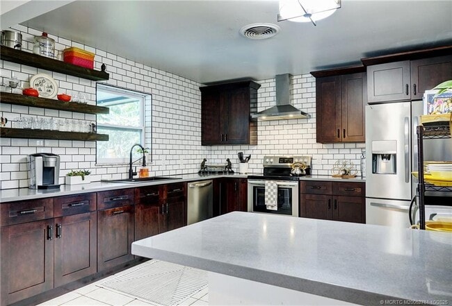 Building Photo - 905 SE Flamingo Ave