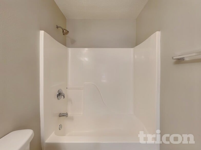 Building Photo - 2000 Farm Hill Ct