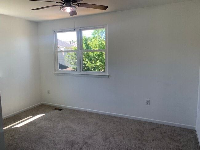 Building Photo - 2 Story, 3 bedroom, 1.5 bath Townhome in Glen Burnie