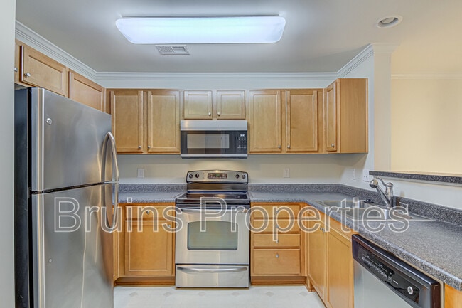 Building Photo - 7104 W Friendly Ave