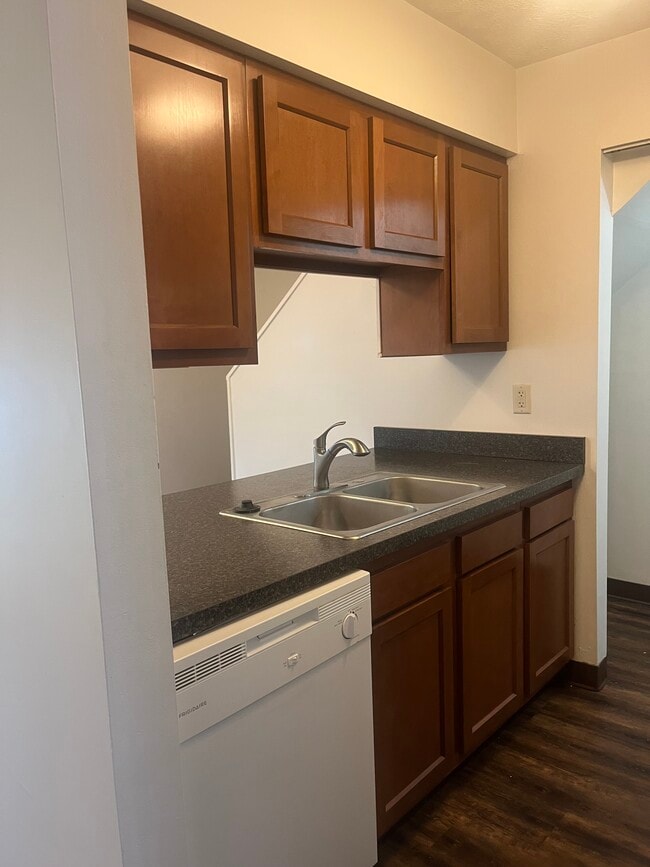 Building Photo - 402 Forest Ln