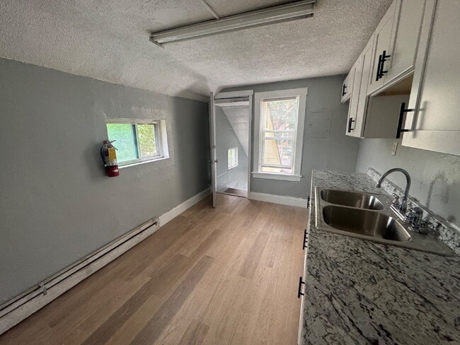 Building Photo - Spacious 3-Bedroom upper unit on Park Ave S – 1200 Sq Ft of Comfort in Minneapolis, Section 8 Wel...