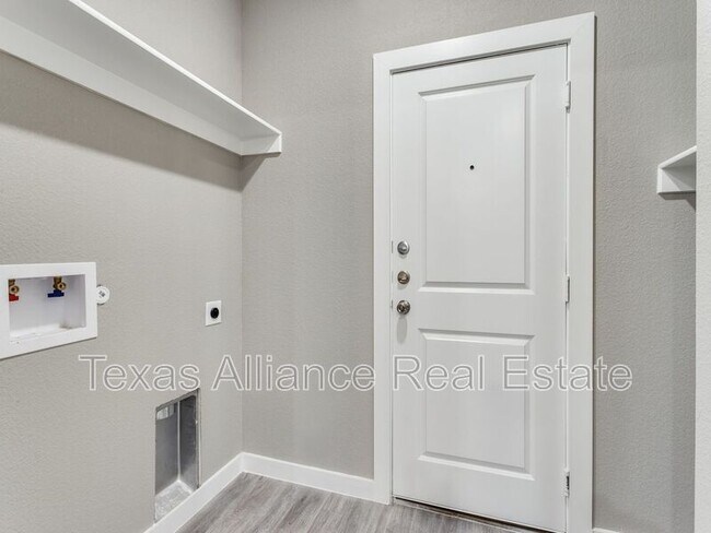 Building Photo - 3207 Karen St