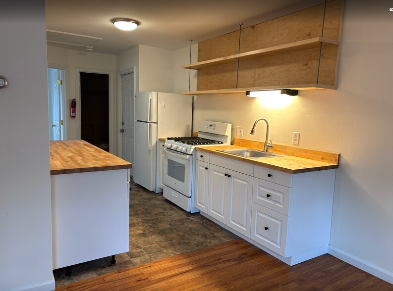 Building Photo - 358 N Winooski Ave