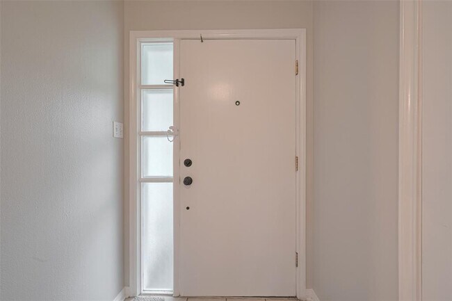 Building Photo - 605 Sorrento Dr