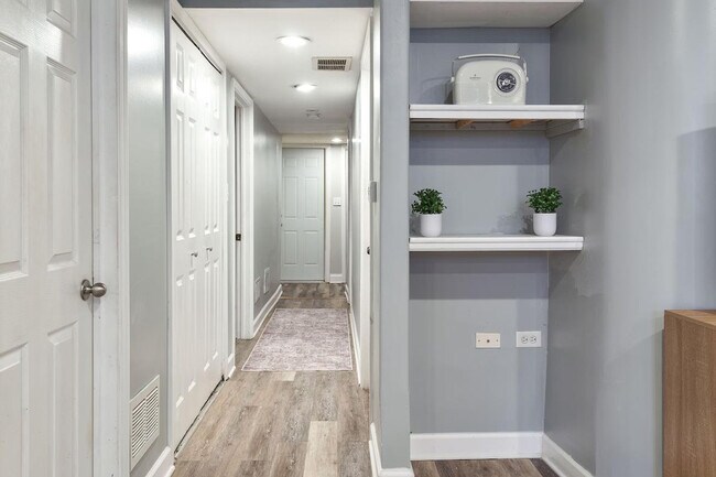 Building Photo - 3018 N Clybourn Ave