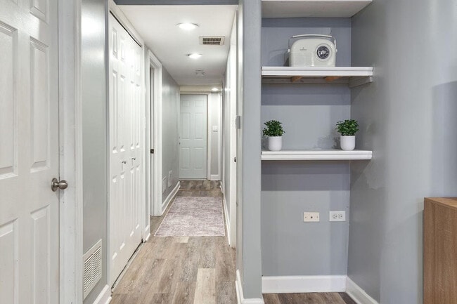 Building Photo - 3029 N Oakley Ave