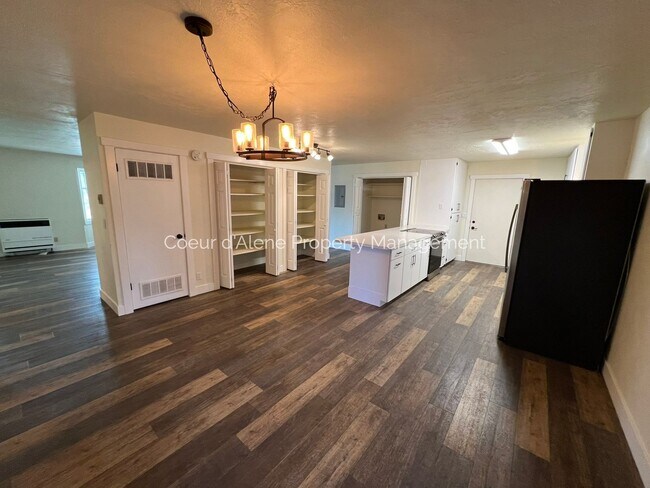 Building Photo - 10230 N Hillview Dr