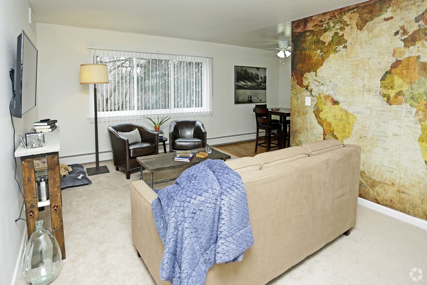 1BR, 1BA - 750sf - Living Room - Forest Ridge Apartments