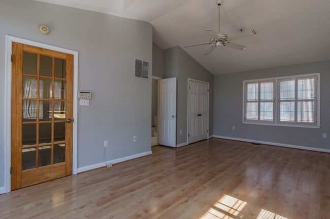Building Photo - Beautiful 3 Bedroom 3/2 Bath Brick End Uni...