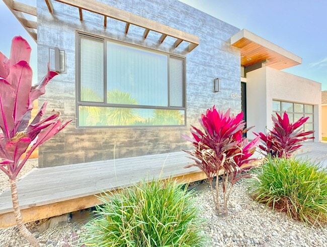 Building Photo - Beautiful Zen inspired modern 3 Bed + 3 Bath House + Garage + Private Yard