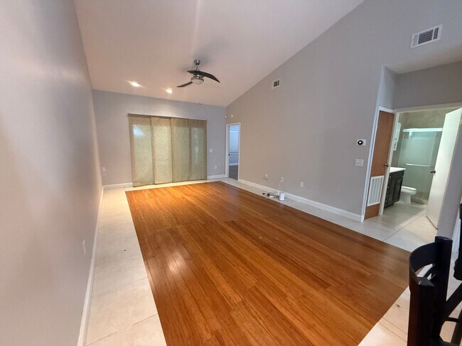 Building Photo - 2 Bed / 2 Bath Condo in The Gables