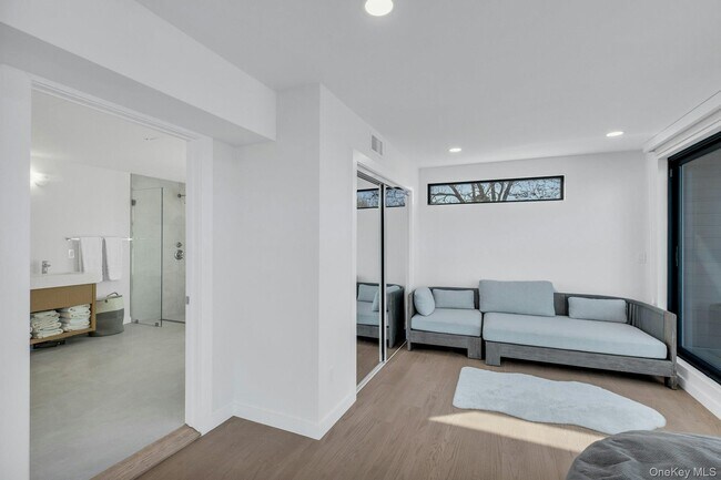 Building Photo - 10 Bay View Dr