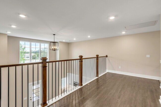 Building Photo - Modern 2 Bedroom Townhome on the Swamp Rab...