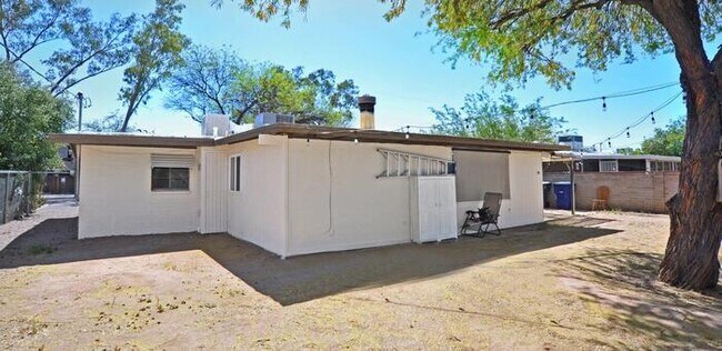 Building Photo - Ranch Style home in the Garden District