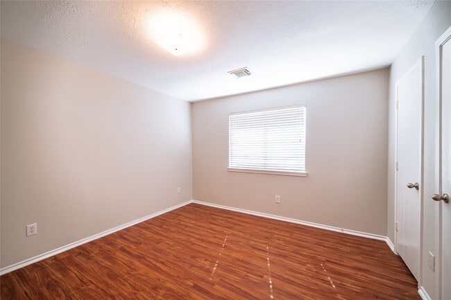 Building Photo - 930 Lancaster Lake Dr