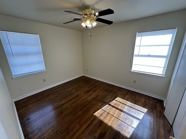 Building Photo - 511 Louise St