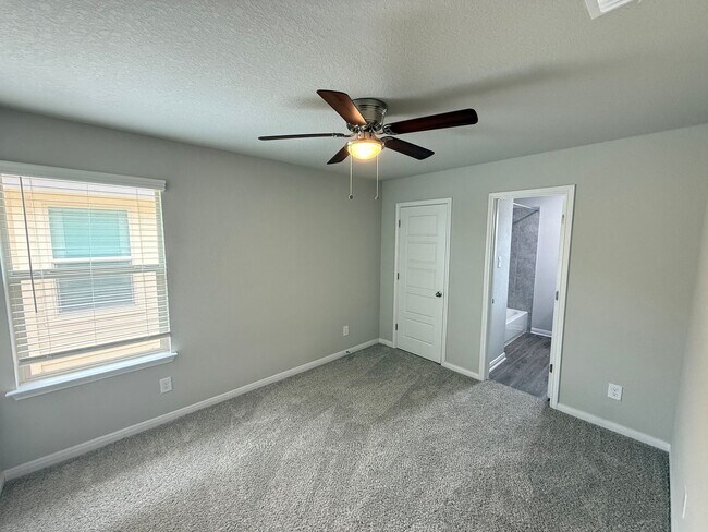 Building Photo - 3bd/2.5ba Two-Story Duplex in Prime Location