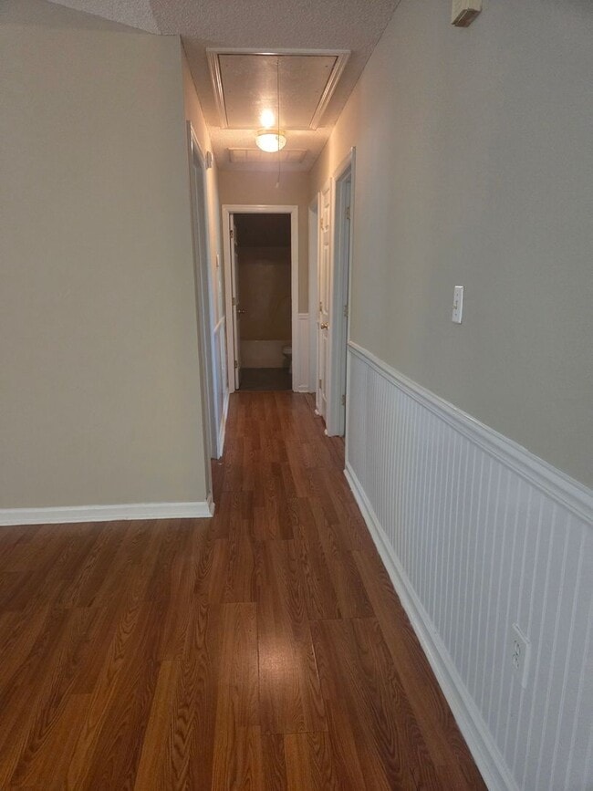 Building Photo - Beautiful very spacious 4 Bed/2 Bath