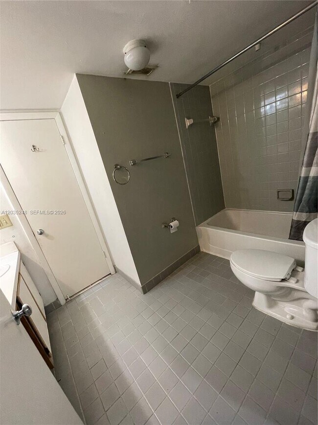 Building Photo - 2820 N Oakland Forest Dr