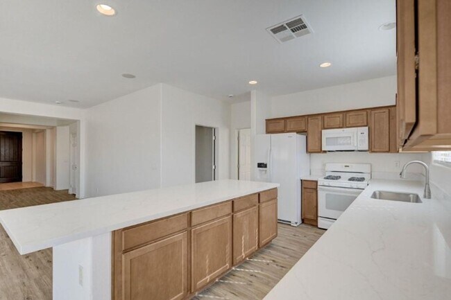 Building Photo - BEAUTIFUL 4 BEDROOM HOME IN GUARD GATED COMMUNITY!
