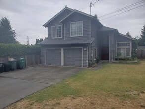 Building Photo - 4 bed, 2.5 bath, 2 car garage on spacious ...