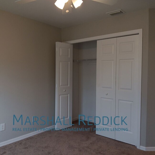 Building Photo - Pool Home 3 Bedroom,with a Den 2 Bath in d...