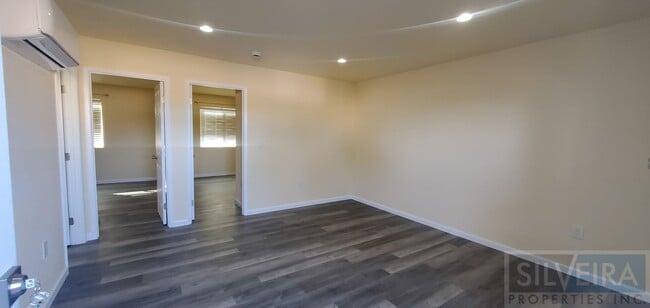 Building Photo - Private 2 Bedroom Unit