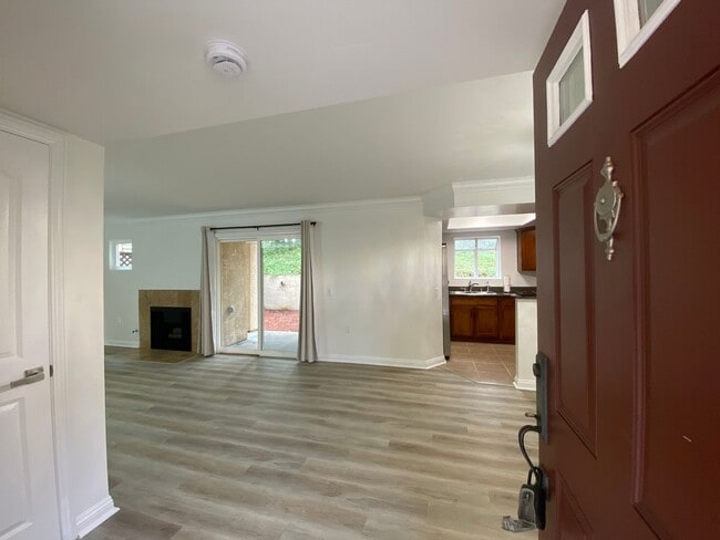 Building Photo - Beautifully Renovated 1-Bedroom Condo in R...