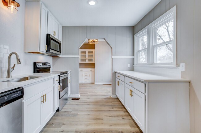 Building Photo - Updated 2 Bed, 1 Bath