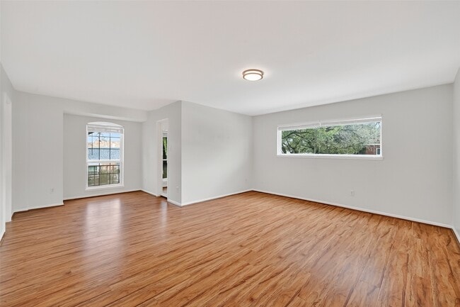 Building Photo - 500 N Post Oak Ln