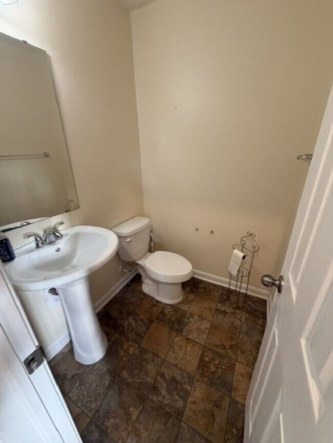 Building Photo - 422 Labrador Ln