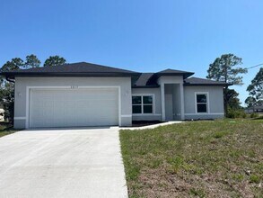 Building Photo - Large 3 Bedroom, 2 Bath + Den