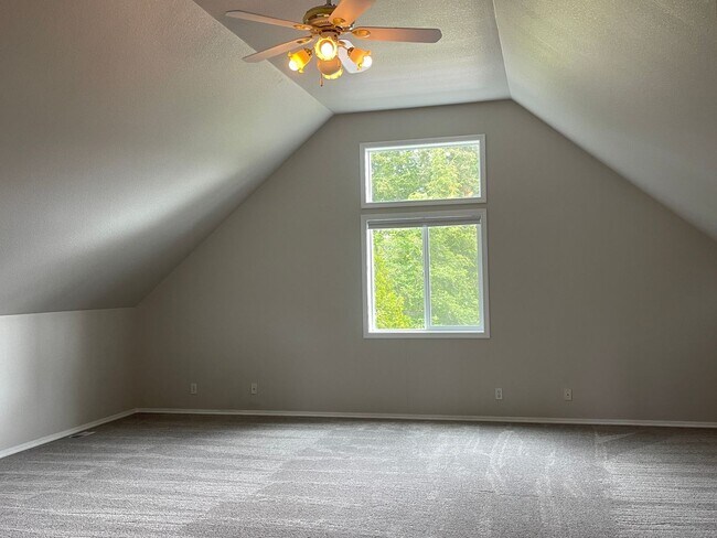 Building Photo - In town Poulsbo neighborhood large 4 bedroom now available