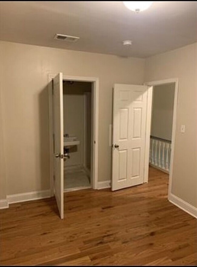 Building Photo - 5 Bedroom House for Rent