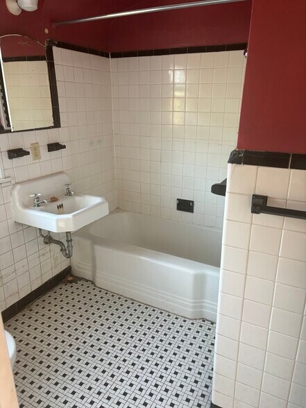 Building Photo - 1957 Madison Ave