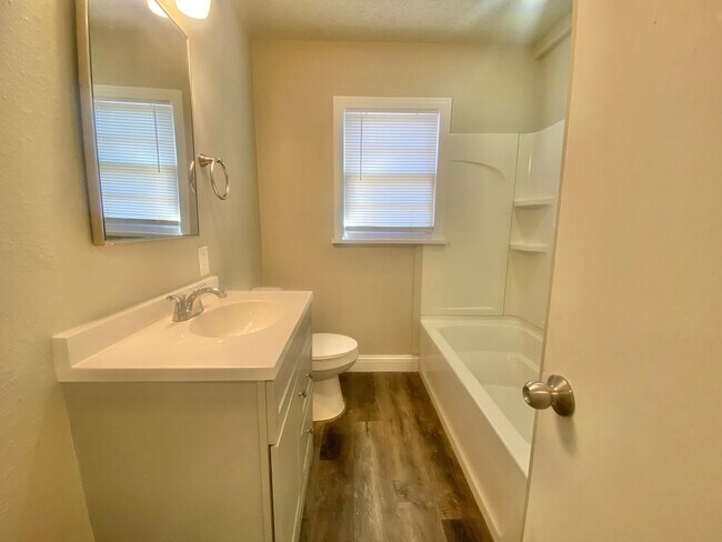 Building Photo - 2420 33rd St