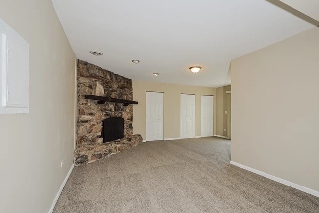 Building Photo - 881 Edenwood Dr