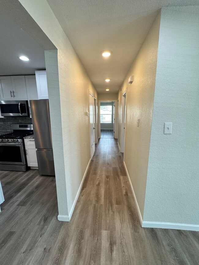 Building Photo - Ready For Move In - Nicely Renovated Large...