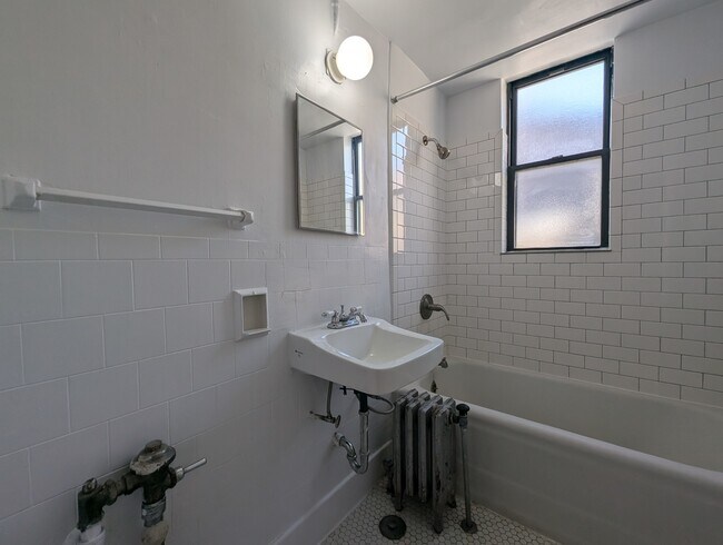 Building Photo - 3335 W Diversey Ave