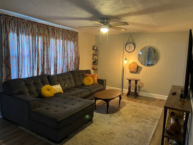 Building Photo - 2008 Robin Rd