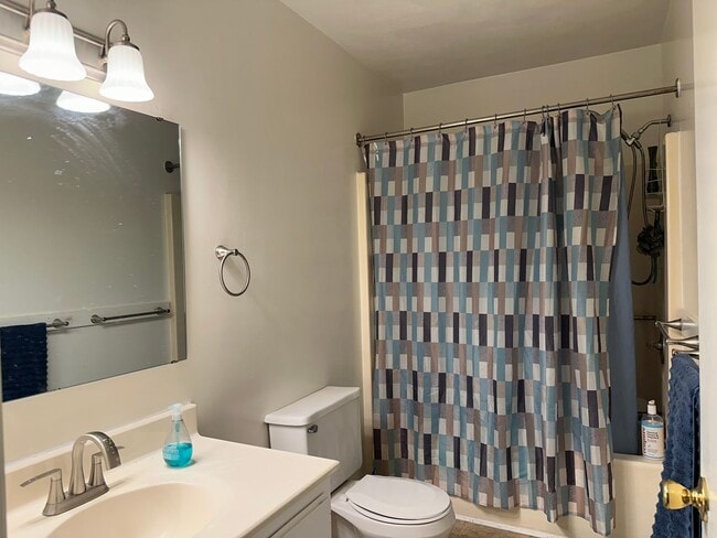 Building Photo - Townhouse in the popular Pheasant Run comm...