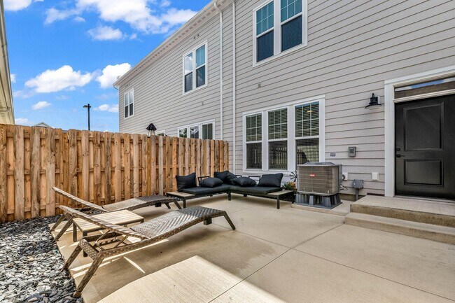 Building Photo - 2163 Roosevelt Dr